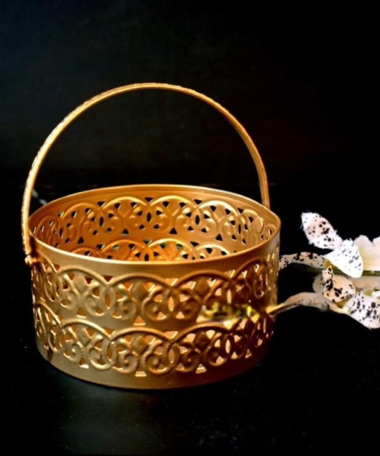 Metal Round Flower Basket With Handle Best For Puja Dining Table And Home Decoration Fruit